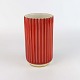 Rød 
cylinderformet 
vase i porcelæn 
med riller og 
guldkant
Producent 
Lyngby
Fremstår med 
...
