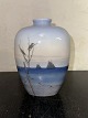Vase fra Royal 
Copenhagen i 
porcelæn. 
Dekoreret med 
fiskenet på 
stranden. Fugle 
i træet og ...