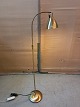 Standerlampe i 
metal fra 
2000erne.
Den har 
brugsspor.
Højde 135cm 
Diameter på fod 
24cm