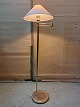 Standerlampe i 
metal fra 
1990erne.
Den har en del 
brugsspor.
Højde 137cm 
Diameter på fod 
26cm