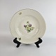 Dyb tallerken 
af porcelæn fra 
stellet Hermod, 
også kendt som 
Kløverblomst. 
Nr 22.
Hermod er ...
