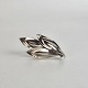Broche i sølv 
med motiv af 
tre blade.
Stemplet 
Sterling HS 
Danmark
Højde 2,5 cm
Bredde 5 ...