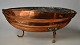 Kobber form, 
19. årh. På tre 
ben. Ustemplet. 
H.: 13 cm. L.: 
32 cm. 