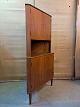 Hjørneskab i 
fineret 
teaktræ, fra 
1960erne.
Det har 
brugsspor.
Højde 163cm 
Bredde 90cm 
Dybder 65cm