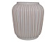 Eslau keramik, 
hvid rillet 
vase.
Dekorationsnummer 
G3.
Højde 13,0 cm.
Perfekt stand.