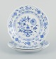 Meissen, tre 
løgmønstrede 
tallerkner i 
blåmalet 
porcelæn.