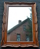 Maghoni spejl, 
19. årh. 
Danmark. 
Forkrøppede 
lister. H: 90 
cm. B: 66 cm. 