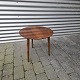 Lille rundt 
sofabord af 
palisander, med 
tre tilspidsede 
ben.
Små skrammer.
Højde 44 ...