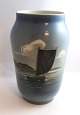 Royal 
Copenhagen. 
Vase med skibs 
motiv. Model 
2771-1217. 
Højde 26 cm. (3 
sortering)