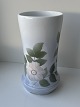 Vase i porcelæn 
fra Royal 
Copenhagen. 
Dekoreret med 
blomster. 
Fremstillet 
mellem 
1990-1923. I 
...