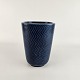 Kantet Marselis 
vase i mørkeblå 
fajance med 
rillet mønster. 
Nr. 2645
Formgiver Nils 
...