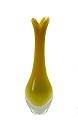 Næbvase i 
gennemfarvet 
gult glas med 
klar bund. 
Højde 26 cm. 
Største 
diameter 7 cm. 
Ingen ...
