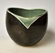Dansk kunstner 
(20. årh.): 
Vase. Stentøj. 
Dekoreret med 
grønne og mørke 
glasurer. H.: 9 
cm. ...