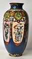 Stor 
coloissonne 
vase, 19./20. 
årh. Kina. 
Polykrom 
dekoration med 
bl.a. Fo 
motiver. H.: 31 
...