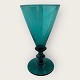 Anglais glas, 
glat, blågrønt, 
12,8cm højt, 
6,4 cm øverst, 
6,2 cm fod.