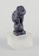 Pia Langelund 
for Royal 
Copenhagen. 
Figur af abe i 
bisquit 
monteret på 
sokkel af 
matteret ...