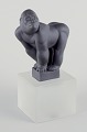 Pia Langelund 
for Royal 
Copenhagen. 
Figur af 
gorilla i 
bisquit 
monteret på 
sokkel af 
matteret ...