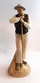 Bing & 
Grøndahl. 
Porcelænsfigur. 
Høstarbejder. 
Model 2049. 
Højde 25 cm. (2 
sortering)
