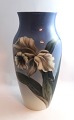Royal 
Copenhagen. 
Vase med 
blomster motiv. 
Model 2640-137. 
Højde 32 cm. (2 
sortering)