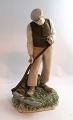 Bing & 
Grøndahl. 
Porcelænsfigur. 
Bondemand med 
le. Model 2043. 
Højde 26,5 cm. 
(1 sortering)