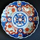 Japansk imari 
fad i porcelæn, 
19. årh. Med 
polykrom dekor. 
Bølget kant. 
Usigneret. 
Dia.: 30 cm. 