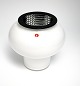 Iittala, 
Finland, 
Fyrfadstage i 
opalineglas med 
sort 
metaltrådkurv, 
der giver et 
flot lys. Højde 
...