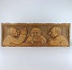 Håndsnittet 
relief i træ 
med motiv af 
tre mænd på 
kroen i godt 
drikkelag
Kunstner 
Thomas ...
