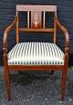Dansk empire 
stil armstol i 
mahogni med 
intarsia. ca. 
1920. Med 
tilspidsede 
ben. Intarsia i 
form ...