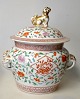 Kinesisk 
porcelæns 
lågkrukke, 19. 
årh. Polykrom 
dekoreret. 4 
hanke og låg 
knop dekoreret 
med ...