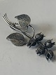Broche i 
Sterling sølv
Stemplet 925 s
Længde 5,5 cm
Bredde 2,5 cm
Pæn og 
velholdt stand