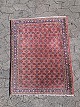 Orientalsk 
tæppe fra 
1990erne.
Det har 
brugsspor. 
Bredde 75cm 
Længde 97cm