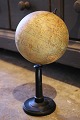 Dekorativ , 
antik 1800 tals 
mini globus i 
papmache på ...