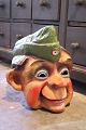 Stor sjov, gammel maske af mand med kasket i bemalet papmache med en fin gammel 
patina...