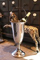 Gammel fransk 
champagnekøler 
på fod i 
forkromet 
metal...
