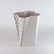 Kantet vase i 
hvidt porcelæn 
med sølvgrå 
stribet 
mønster. Model 
Futura. Nr. ...