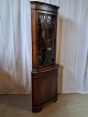 Hjørneskab i 
fineret 
mahogni, fra 
1990erne.
Det har 
brugsspor.
Højde 182cm 
Bredde 66cm 
Dybder 47cm