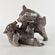 Figur i 
porcelæn fra 
Bing og 
Grøndahl med 
motiv af to 
bjørne som 
slås. Nr 1825.
Producent ...