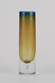 Skandinavisk 
glaskunstner. 
Cylinderformet 
vase af 
kunstglas.
Med indlagt 
glasboble.
Glas i ...