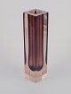 Murano, 
Italien. 
Firkantet vase 
i kunstglas.
Røgfarvet og 
brunt ...