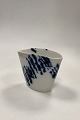 Royal 
Copenhagen Vase 
No. 367. 
Designet af 
Ivan Weiss. 
Hvid og blå 
dekoration. 2. 
...
