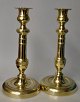 Par franske 
messing 
lysestager, 19. 
årh. Charles X. 
Med 
dekorationer på 
fod og stamme. 
H.: 26 ...