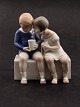 Bing & 
Grøndahl. 
Porcelænsfigur. 
Dreng og pige. 
Model 2175. 
Højde 14 cm. 
1.sortering 
emne nr. 607561
