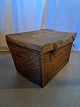 Kurveflettet 
kiste fra 
1930-1940erne.
Den er godt 
brugt og har 
lidt defekter.
Højde 49cm ...