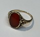 Rødgulds ring 
med karneol, 
20. årh. Hugo 
Grün, Danmark. 
Størrelse: 56. 
Vægt: 3,3 
gram. 