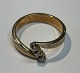 Rødguldsring 
med 3 
brillanter, 20. 
årh. Hugo Grün. 
Danmark. 
Størrelse: 
52/53. Vægt.: 
3,4 gram. 