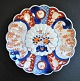 Japansk imari 
porcelæns 
tallerken, 19. 
årh. Med fliget 
kant.Med 
blåmalede 
dekorationer på 
...