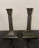 Par lysestager 
fra Just 
Andersen’s 
værksted i 
broncepatineret 
diskometal. 
Facetteret pibe 
på ...