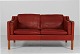 Børge Mogensen 
(1914-1972)
2-personers 
sofa model 2212
Betrukket med 
rødbrunt anilin 
læder ...