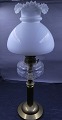 Petroleum 
bordlampe i 
messing med 
Opaline skærm 
fra ...