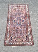 Orientalsk 
tæppe fra 
1990erne.
Det har 
brugsspor/slid.
Bredde 106cm 
Længde 200cm